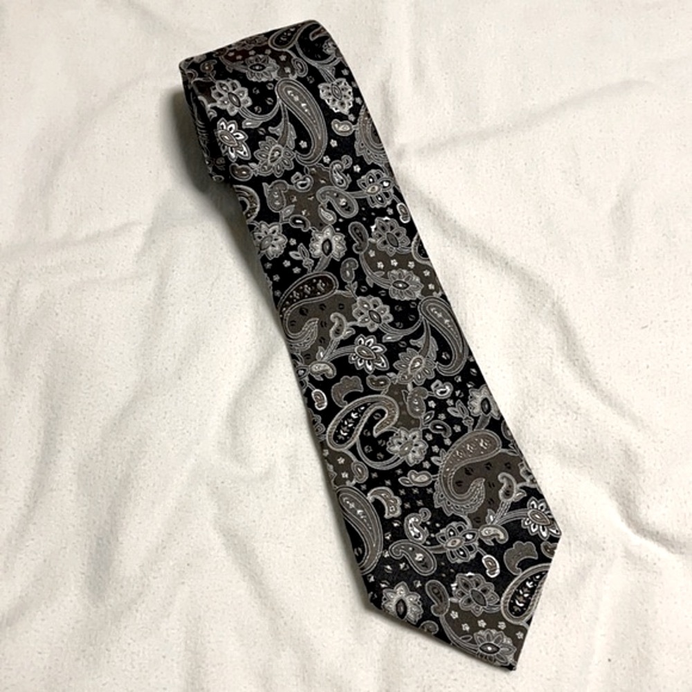 Geoffrey Beene 100% silk tie